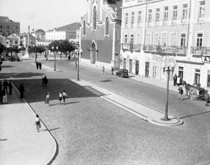 Photo by Américo Ribeiro (1940) – Entrance on Avenida Luisa Todi, seeing, in the background, on the right, the Church of São Julião, still covered in tiles