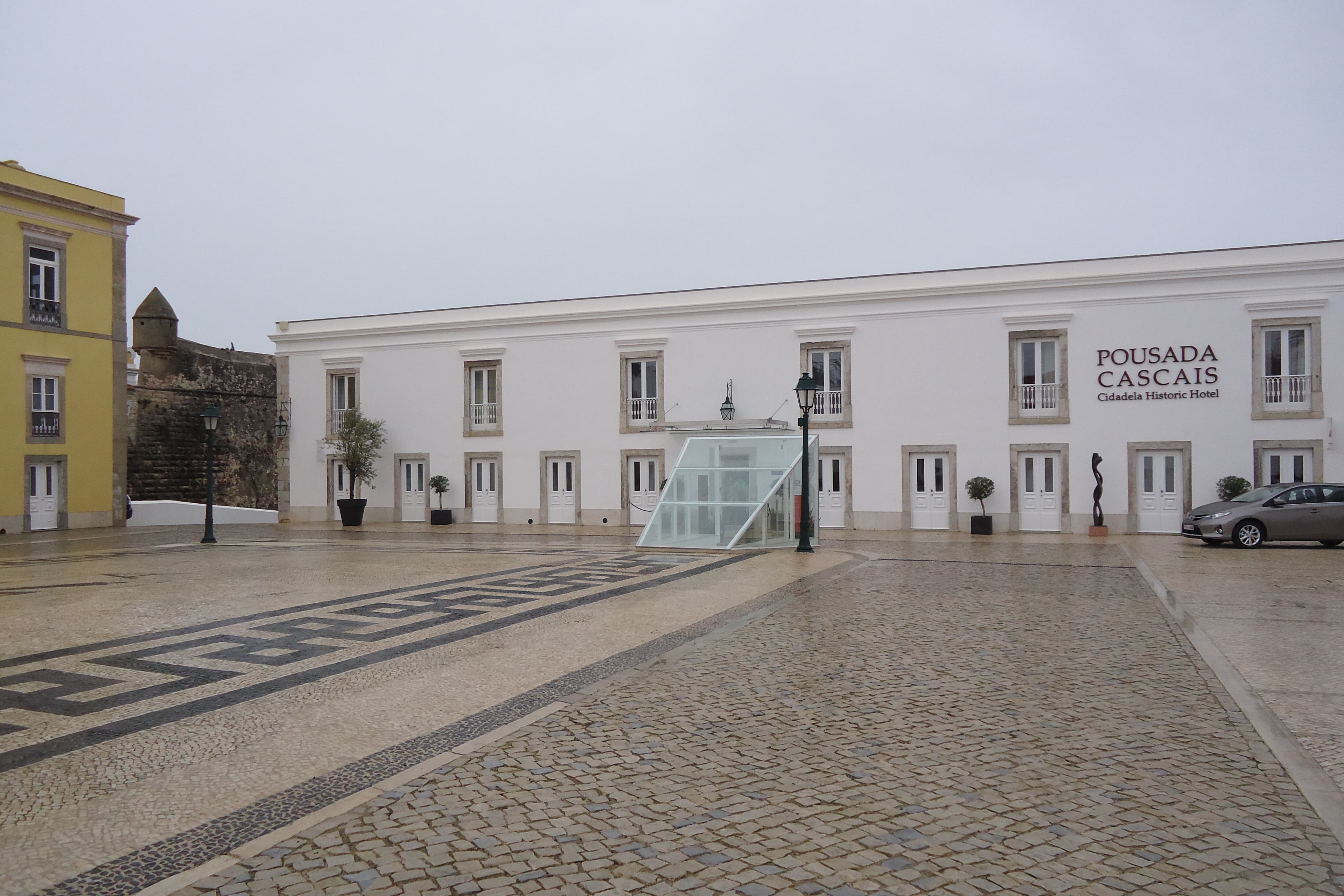 Citadel of Cascais: view of the Plaza de Armas with Pousada Cascais (December 2012).