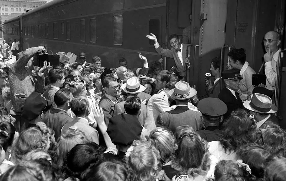 Frank Sinatra and his fans in Pasadena