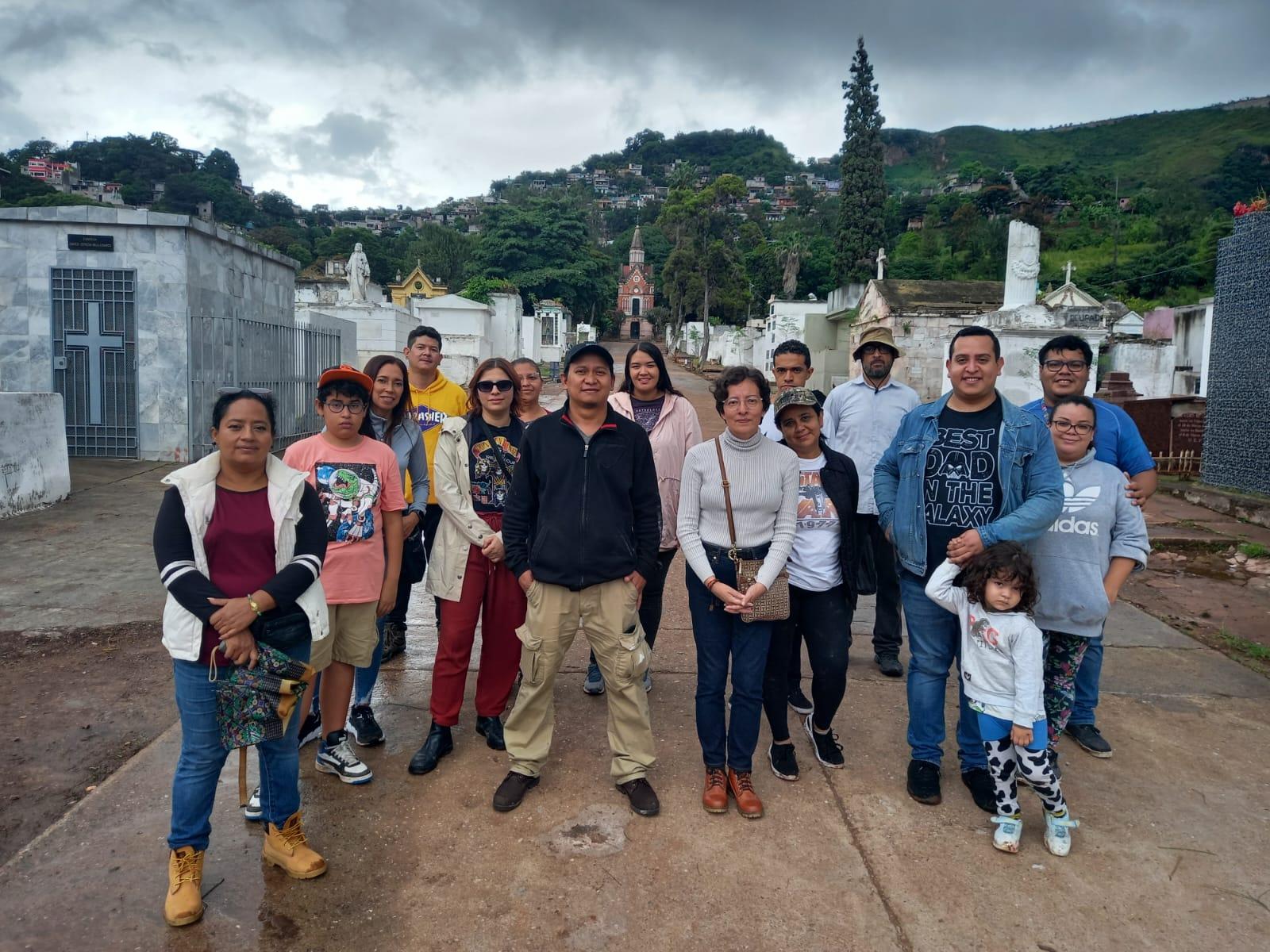 Fototeca Daniel Vásquez. Visita al Cementerio General del 6 de noviembre de 2023