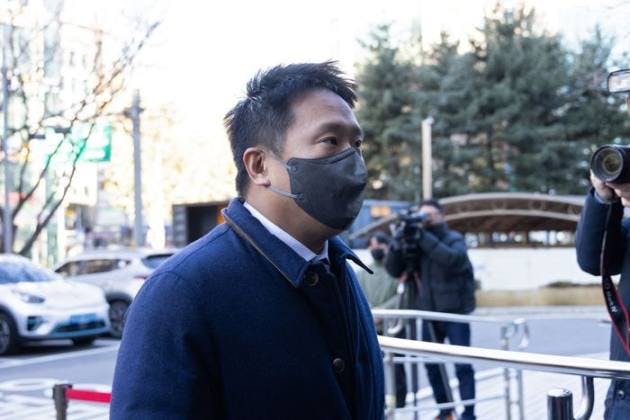 Chai 创始人 Daniel Shin 抵达首尔南部地方法院。 来源：彭博新闻