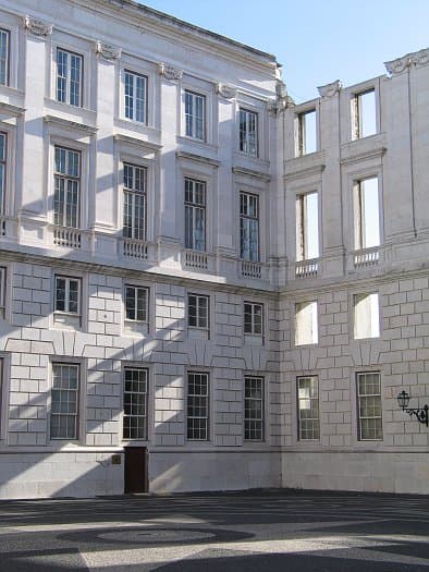 Interior facade of the Palace. The unfinished right side is visible. The last finishes, such as the capitals and windows on the top floor (false) were only made in the mid-20th century