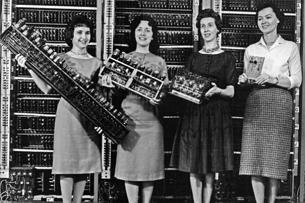 她们编写了第一台可以计算弹道轨迹的计算机--ENIAC，但在绝密玫瑰项目背后的六位女性直到 2010 年才被人们记起。图源：Wikimedia Commons