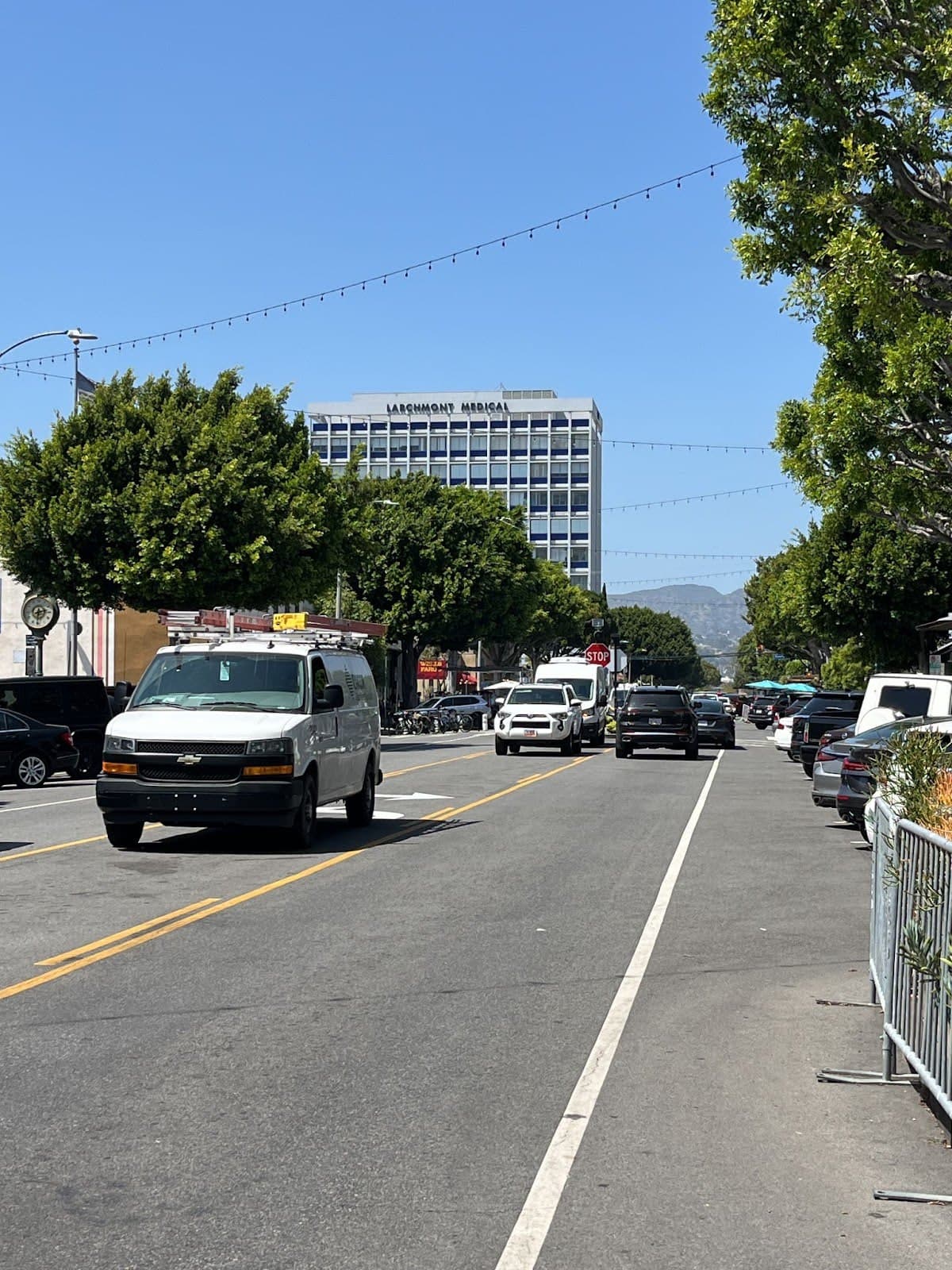 Vehicles parked in the center turning lane in the town of Larchmont, California. Source: Click 