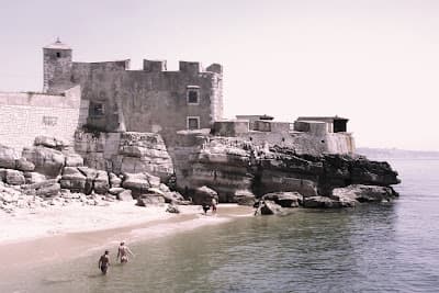 East corner of Praia de Santo Amaro and the fort, in 2007, before the start of work to extend the seafront promenade to Paço de Arcos.