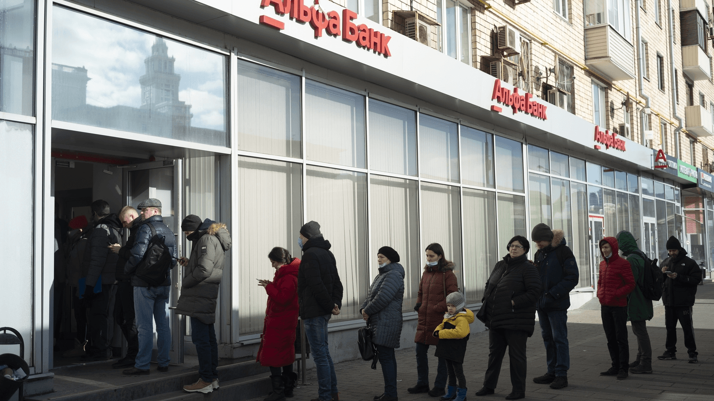 (Russians line up at the bank during the war | Source: AP)