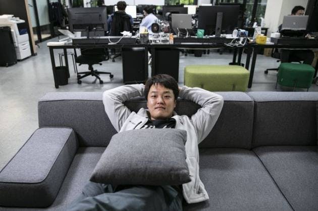 2022 年 4 月，TerraUSD 和 Luna 崩溃之前，Do Kwon 在 Terraform Labs 的首尔办公室。 来源：彭博新闻