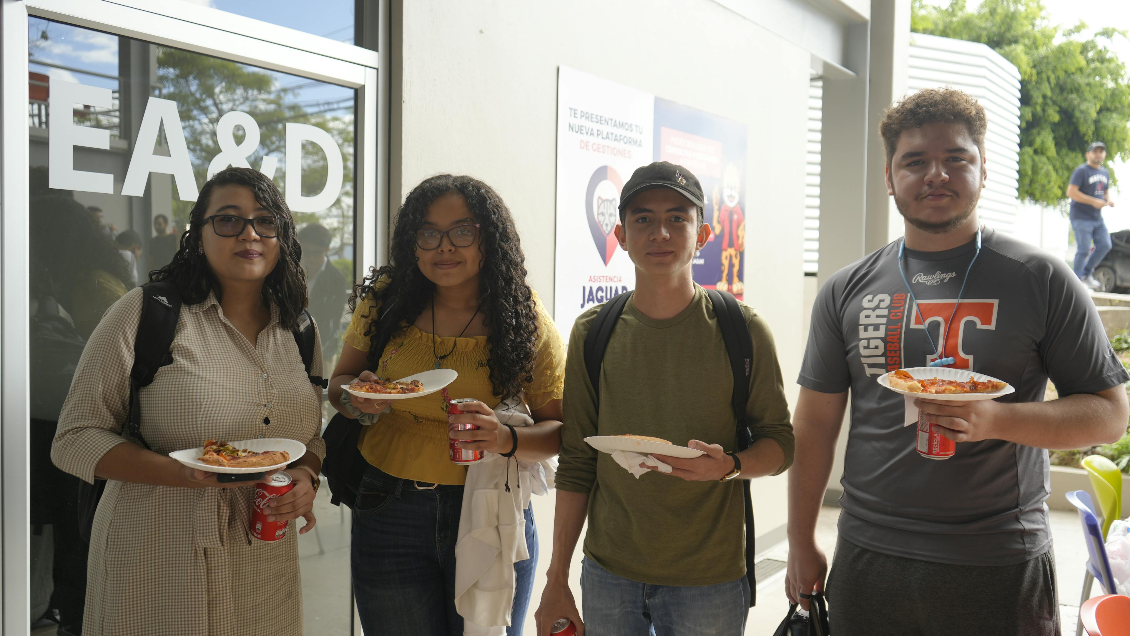 Para finalizar, los estudiantes capacitados recibieron deliciosas pizzas y refrescos.