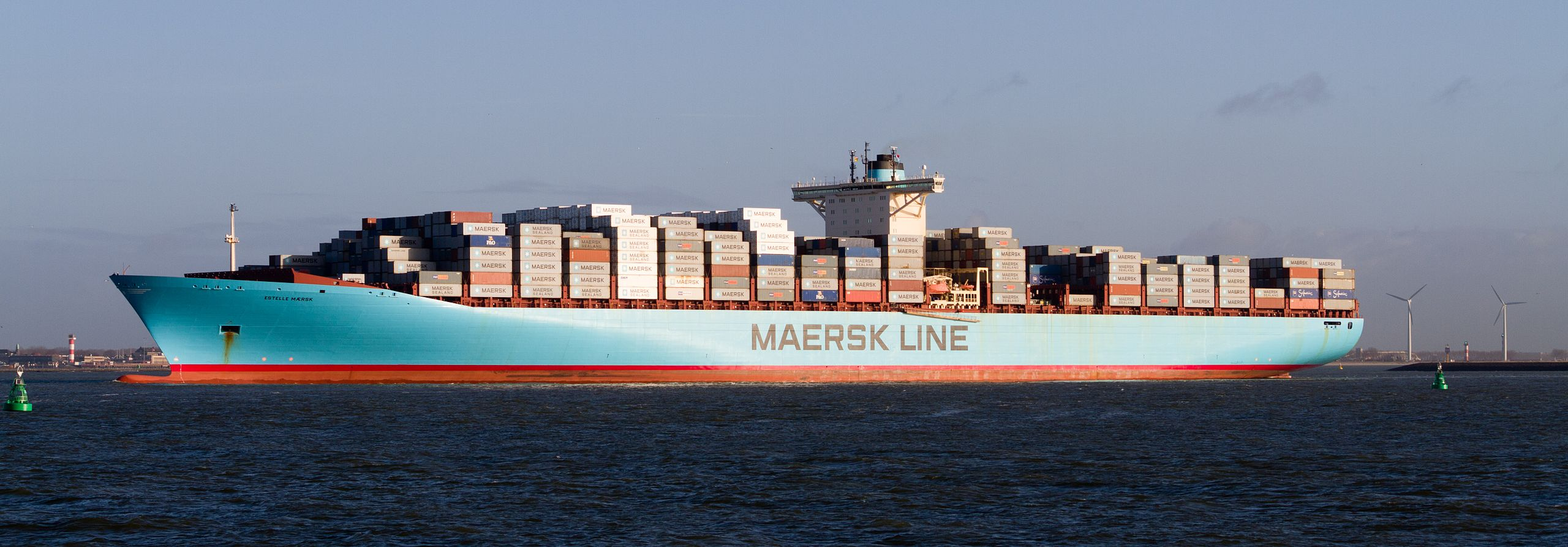 满载“信任”的艾斯特·马士基号（Estelle Maersk）缓缓停靠荷兰鹿特丹港。