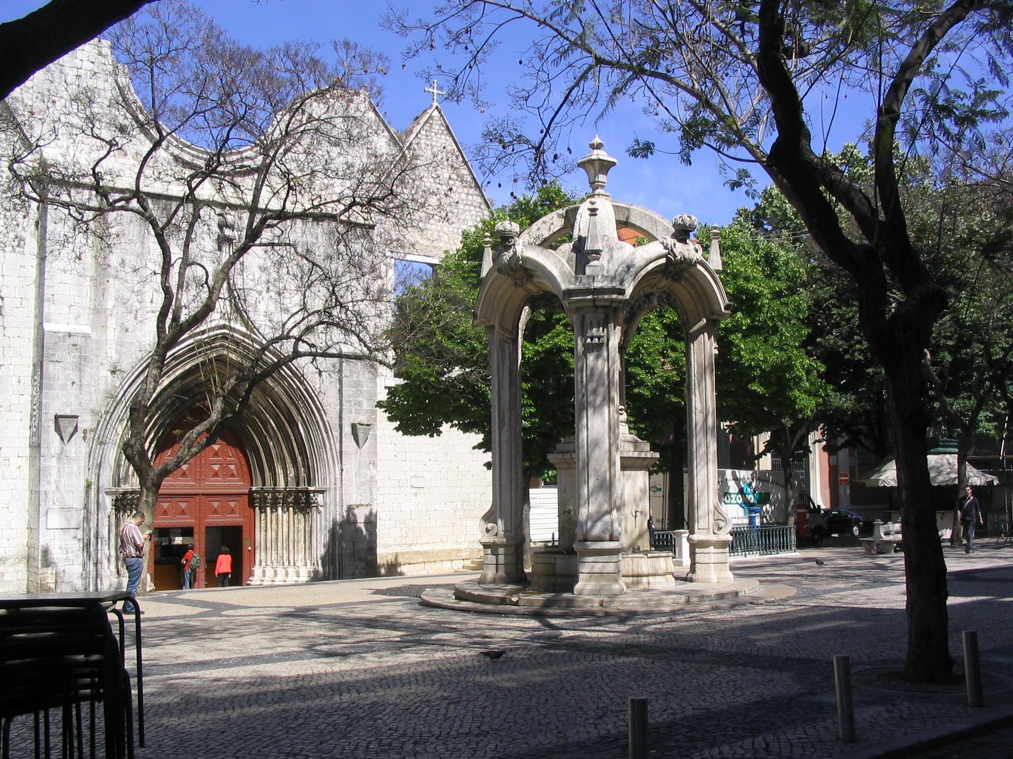 Largo do Carmo with the fountain and the main entrance to the Convent.