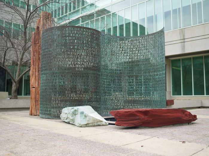 Kryptos，吉姆-桑伯恩（1990年）安装在中央情报局的场地上的密码雕塑。迄今为止，4 个铭文密码中的 3 个已经被破译。