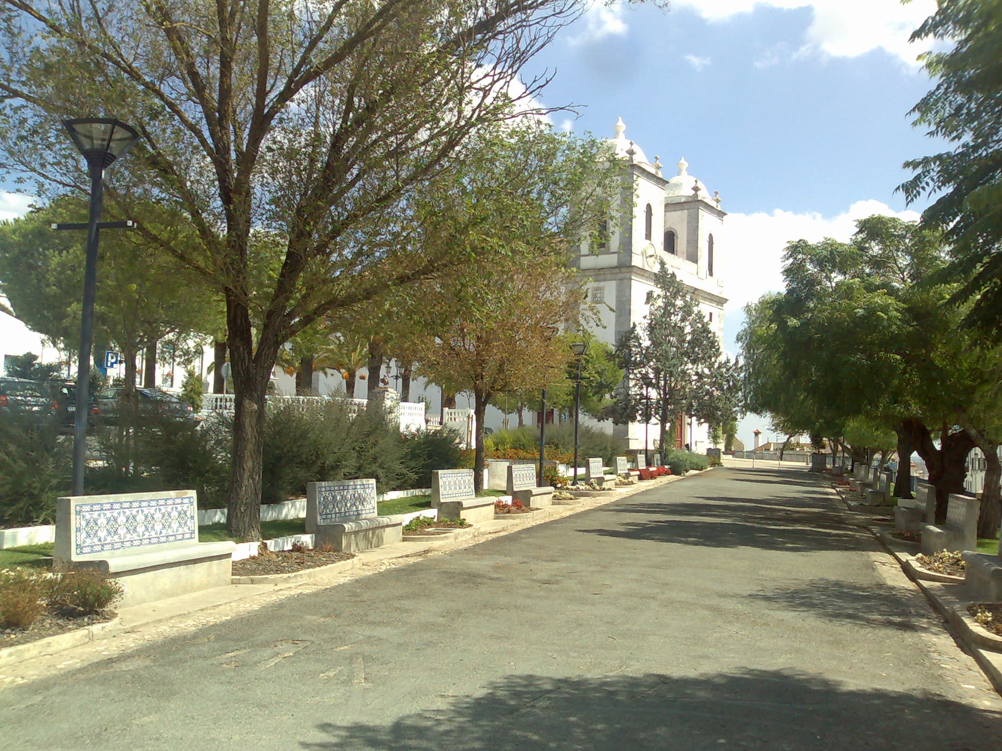 View of the basilica from Praça do Município, in 2008. The space on the left was originally the cemetery of the first church.