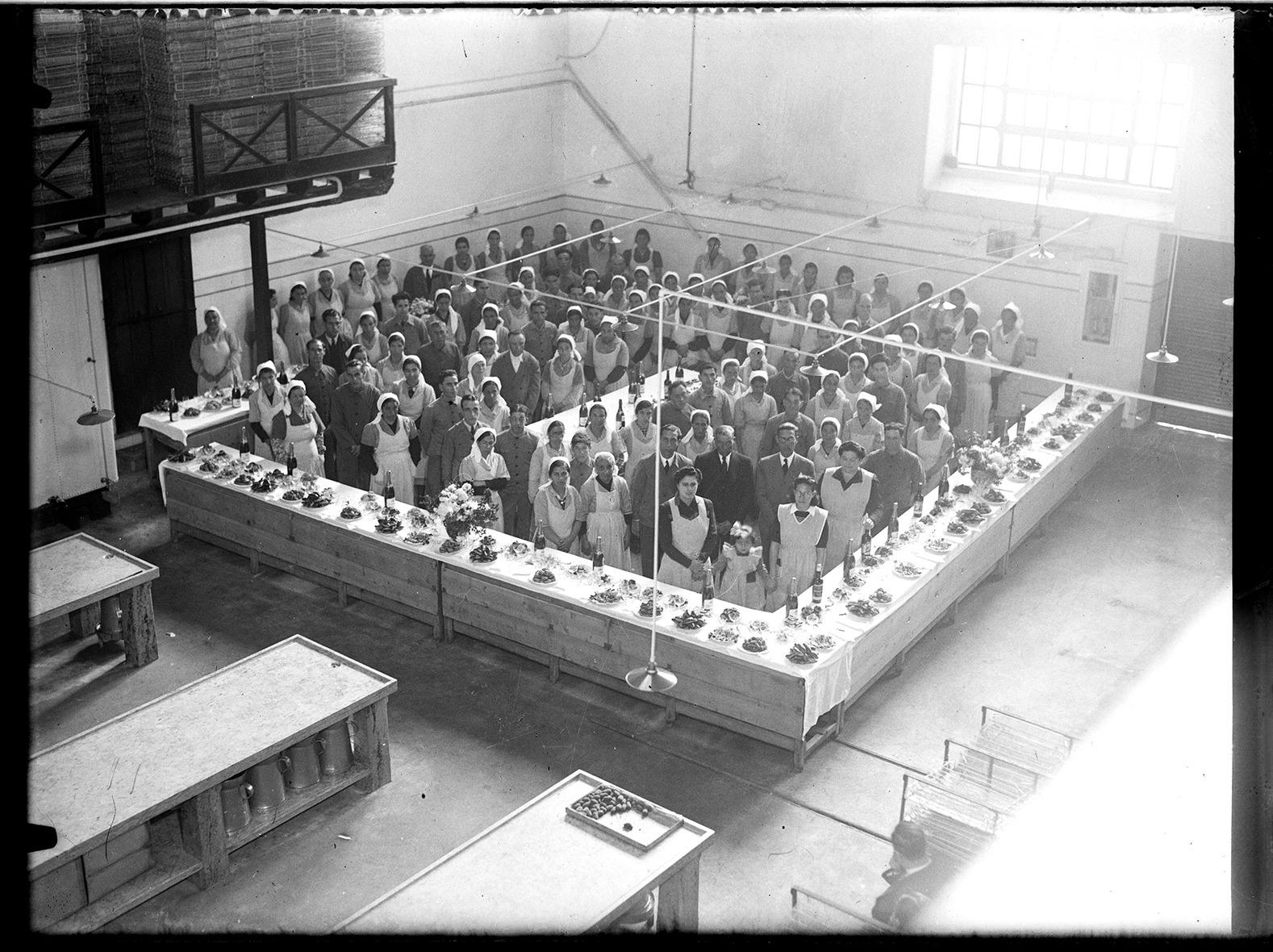 Photograph of workers at the Perienes factory, at the time of the wedding of one of the owners' sons, 1942 (Américo Ribeiro)