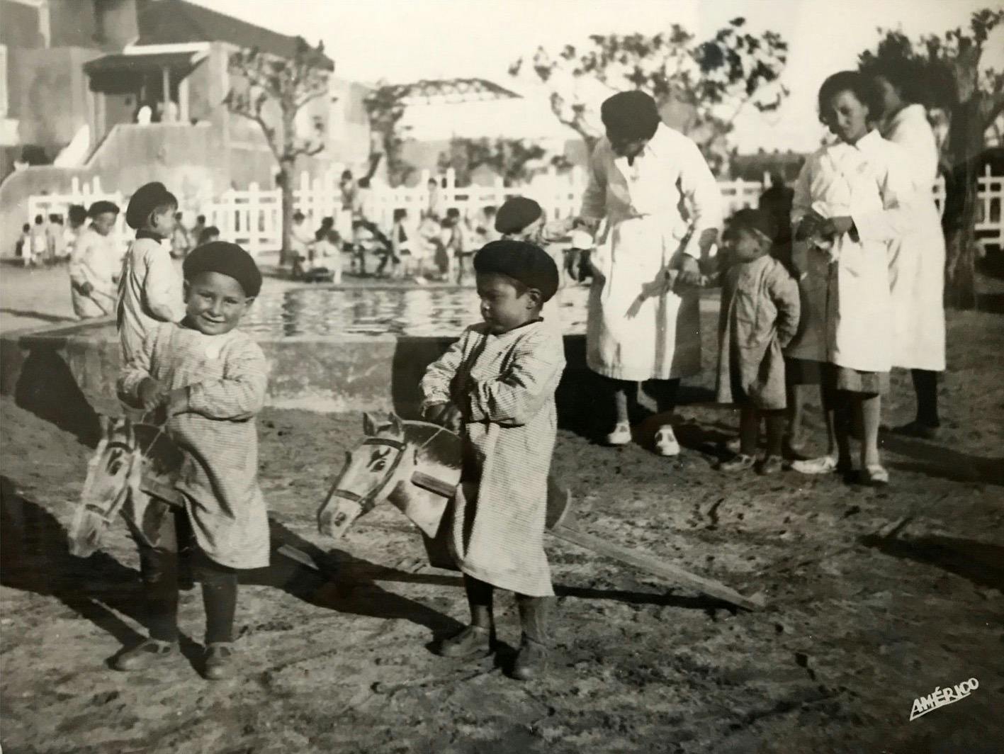 1940 Children of canning industry workers playing.Children of canning indu stry workers playing in the school grounds next to Quinta do Orfanato, today Bonfim Stadium. Sala dos Quatro Ofícios Collection – António dos Santos Social Center for former students of the  residente Sidónio Pais Municipal Orphanage