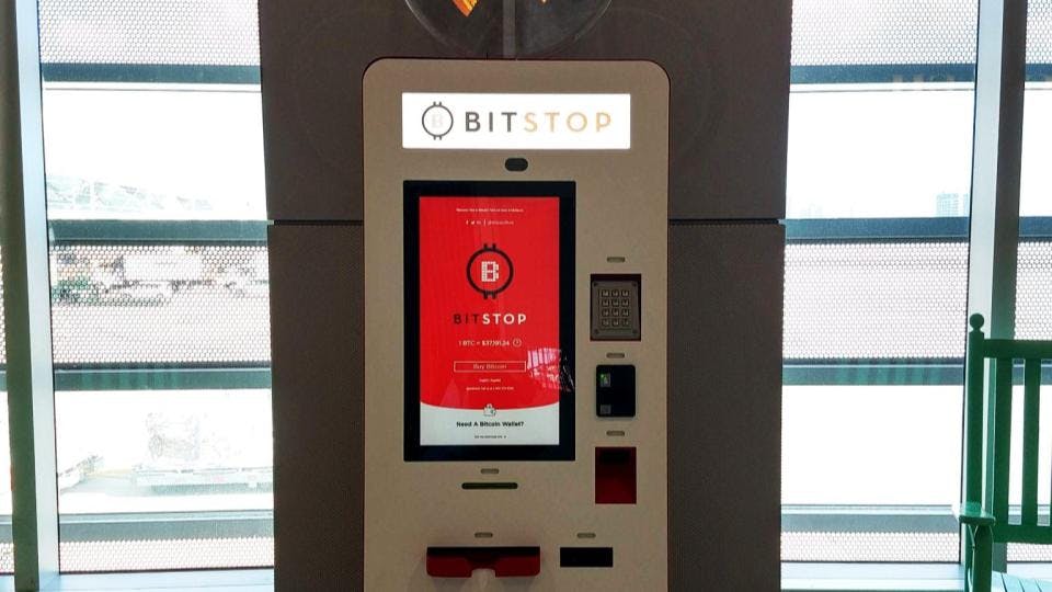 Un cajero automático de Bitcoin en el aeropuerto de Miami, Estados Unidos.