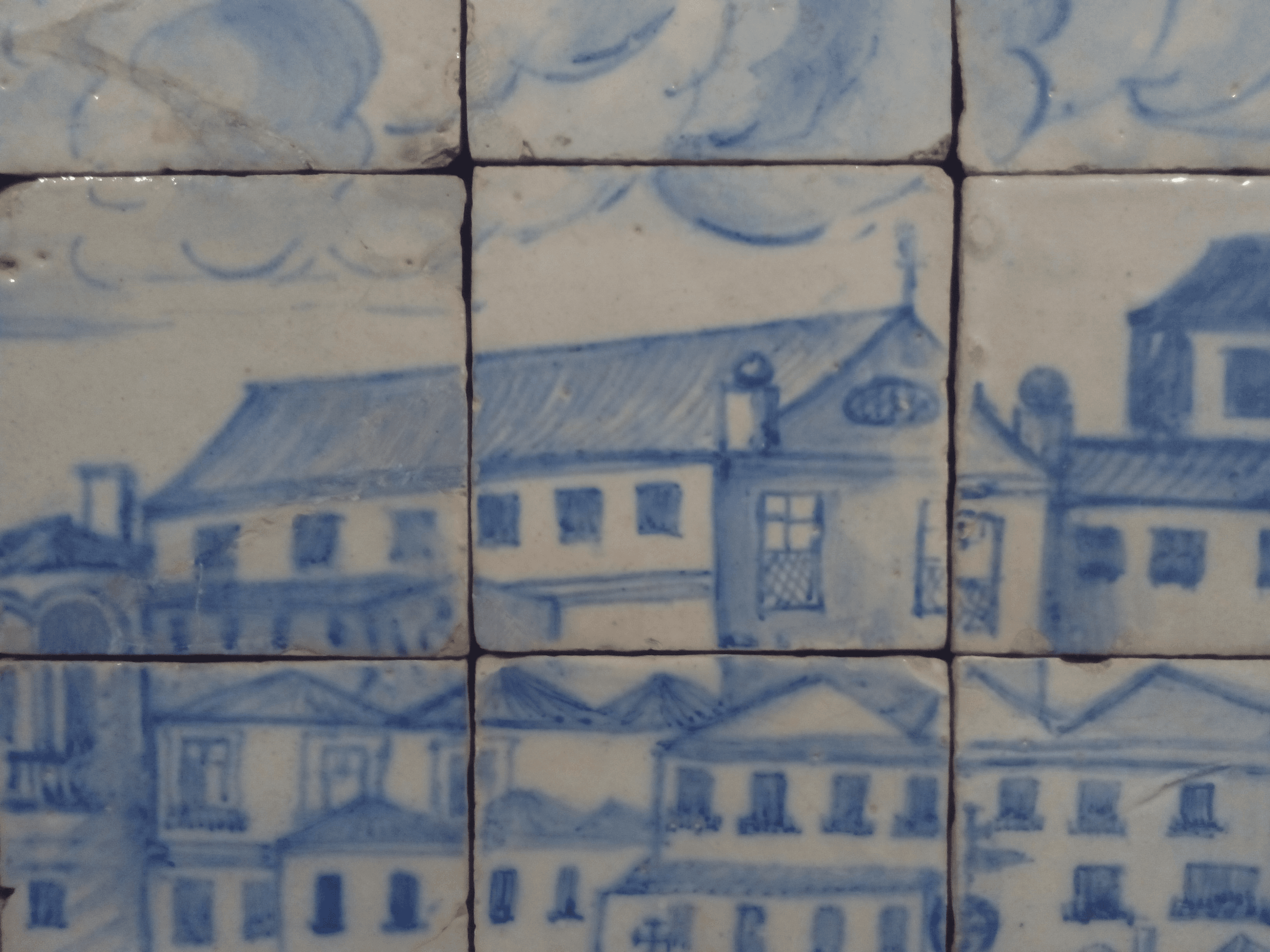 Representation of the appearance of the Igreja dos Mártires before the 1755 earthquake, on a panel of tiles from the beginning of the 18th century (Museu Nacional do Azulejo)The baptismal font is an original pre-earthquake piece, having been recovered intact from the original basilica: it was where they were baptized personalities such as Blessed Bartolomeu dos Mártires, in 1514; Cardinal D. Luís de Sousa, in 1630; the poet Fernando Pessoa, in 1888..