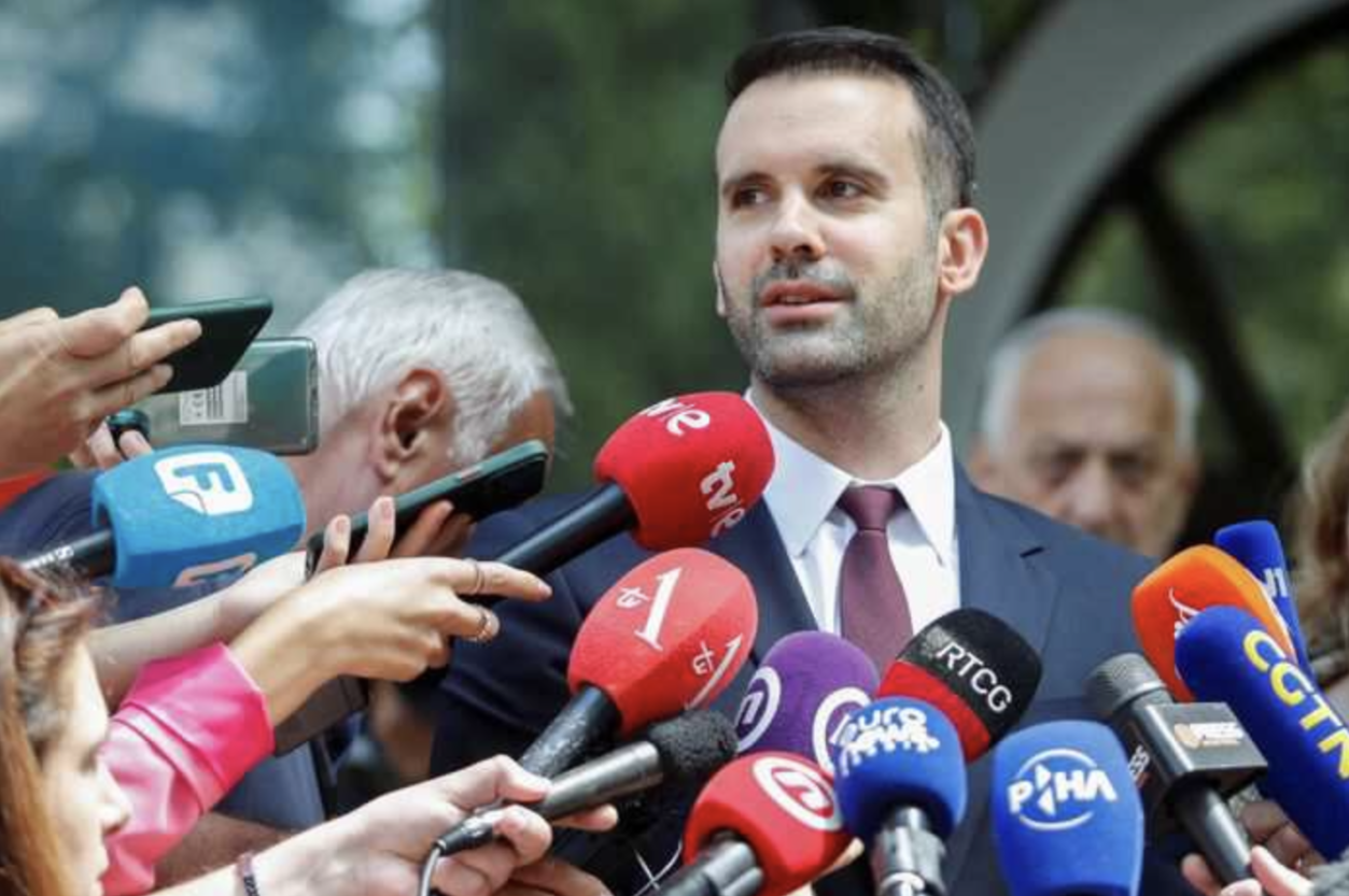 Milojko Mickey Spajić 6 月 11 日在波德戈里察选举期间在投票站发表讲话。 照片来源：路透社
