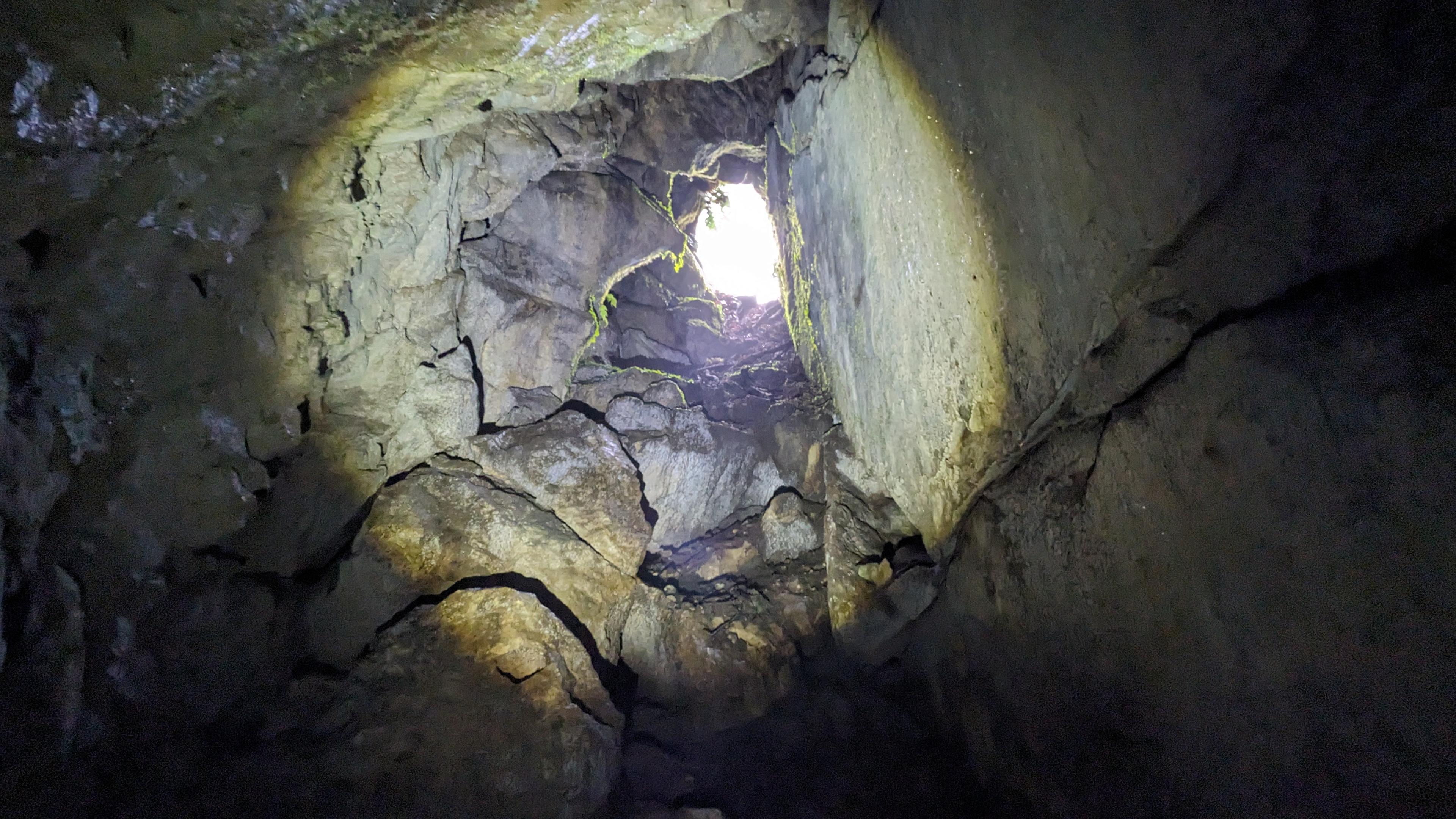 伊吹弥三郎の岩屋（播隆上人の風穴）の内部（伊吹山）