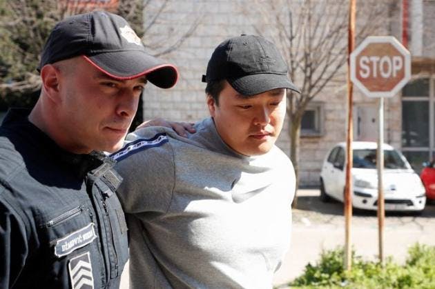 3 月 24 日，Kwon 在波德戈里察被带上法庭。 照片来源： 路透社