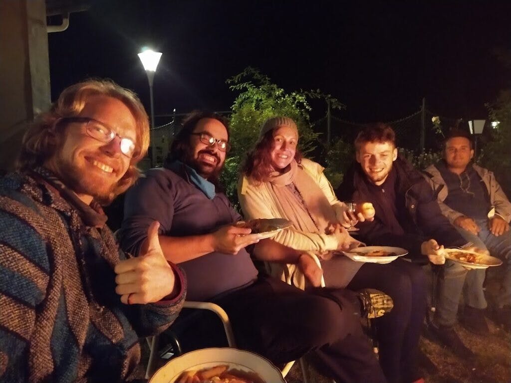 “加密公民”聚集在火盆边吃晚饭，来源：CCG21