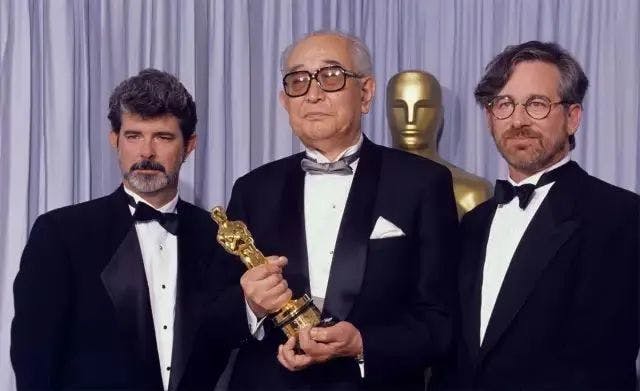 经典总是启发新的经典：卢卡斯（星球大战导演）和斯皮尔伯格为自己的偶像黑泽明颁奖。