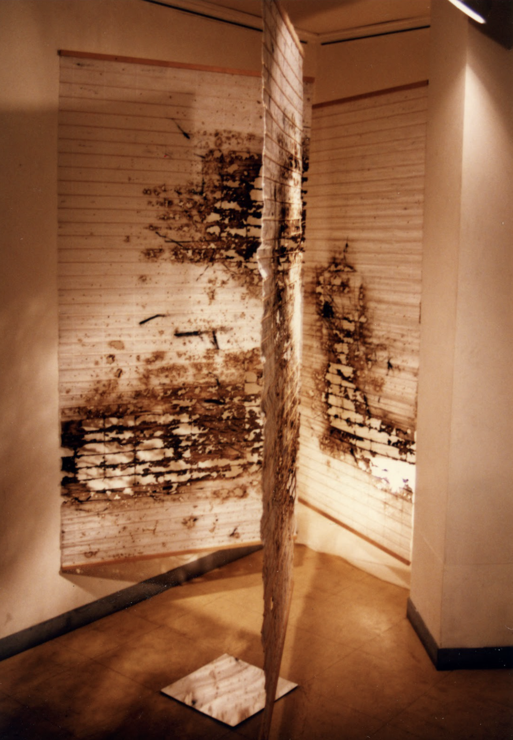 蔡国强，《空间1号》，1988。火药、紙、鏡、光悬挂图、每幅157.48 x 87.63 cm。1998年于日本装置一景，图片蔡工作室提供