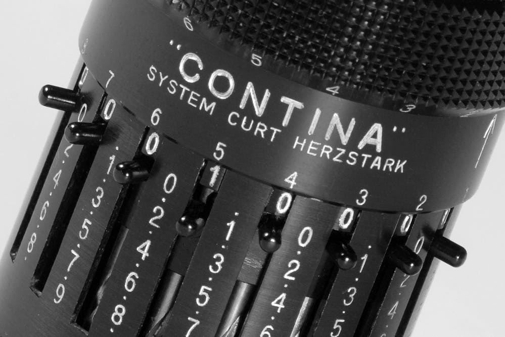 科特·赫兹塔克的名字和也镌刻在康尼塔公司生产 CURTA 机身上。