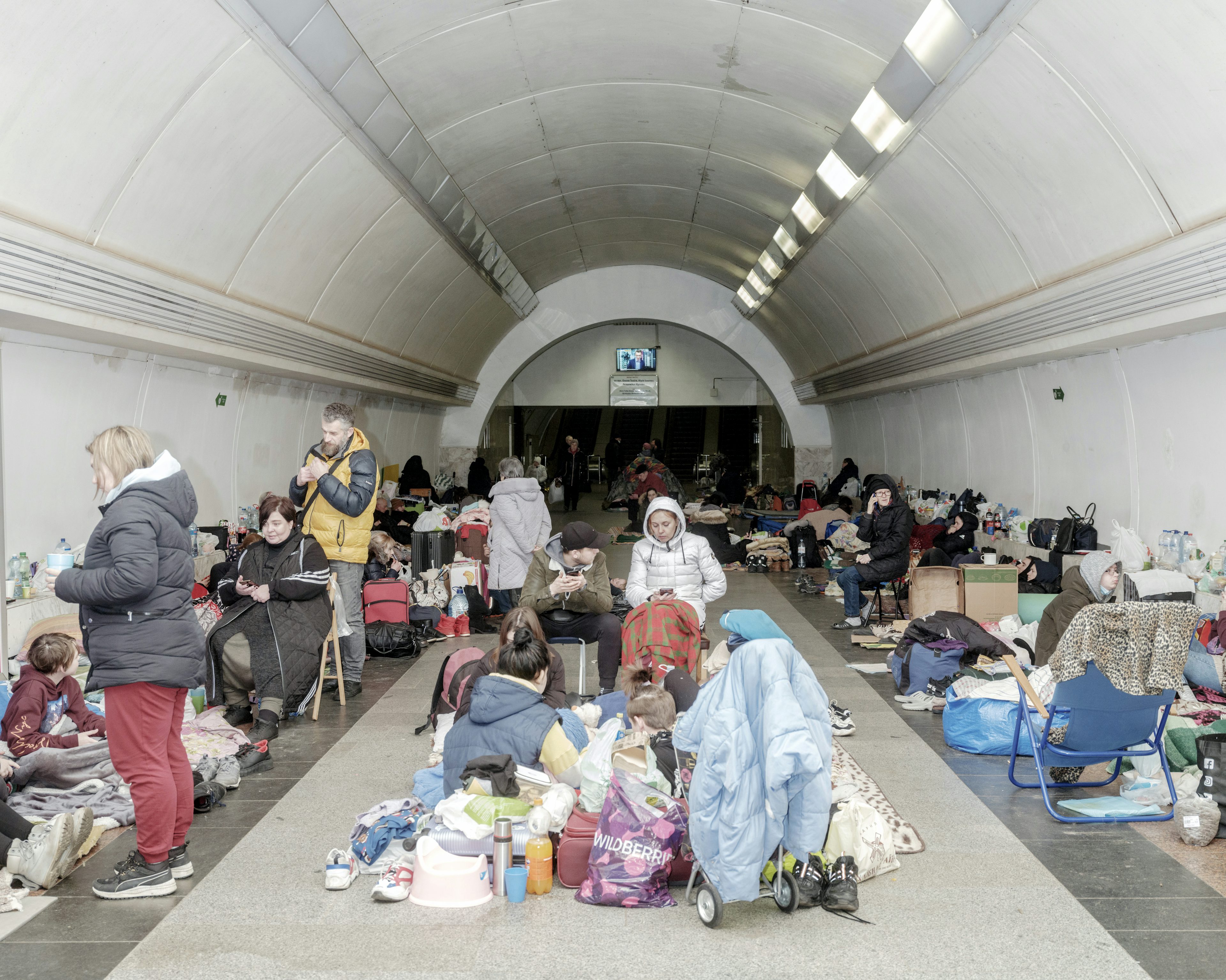 UKRAINE. Kyiv. 4 March 2022. Entire families find shelter from Russian artillery fire inside the tunnel of a metro station. Photo by Lorenzo Meloni