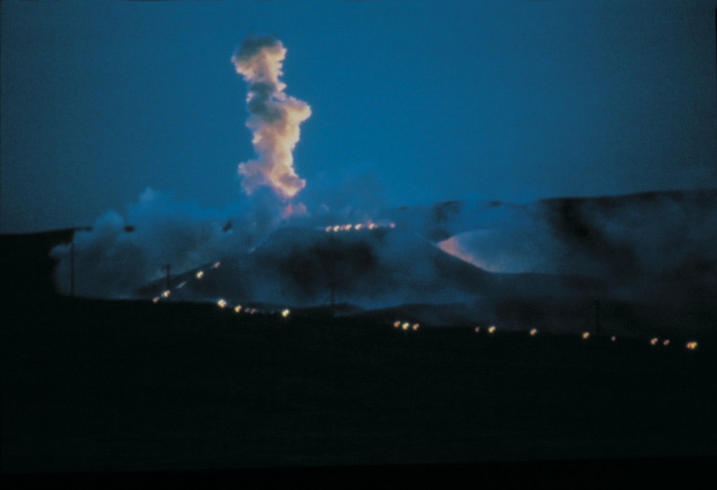 蔡国强，《万里长城延长一万米：为外星人作的计划第十号》，1993。实现于嘉峪关戈壁沙漠、万里长城之西部，甘肃省，2月27日晚上7点35分，历时约15分钟。火药（600公斤）、两条导火线（各10000米），爆破长度约10000米。Masanobu Moriyama摄，蔡工作室提供
