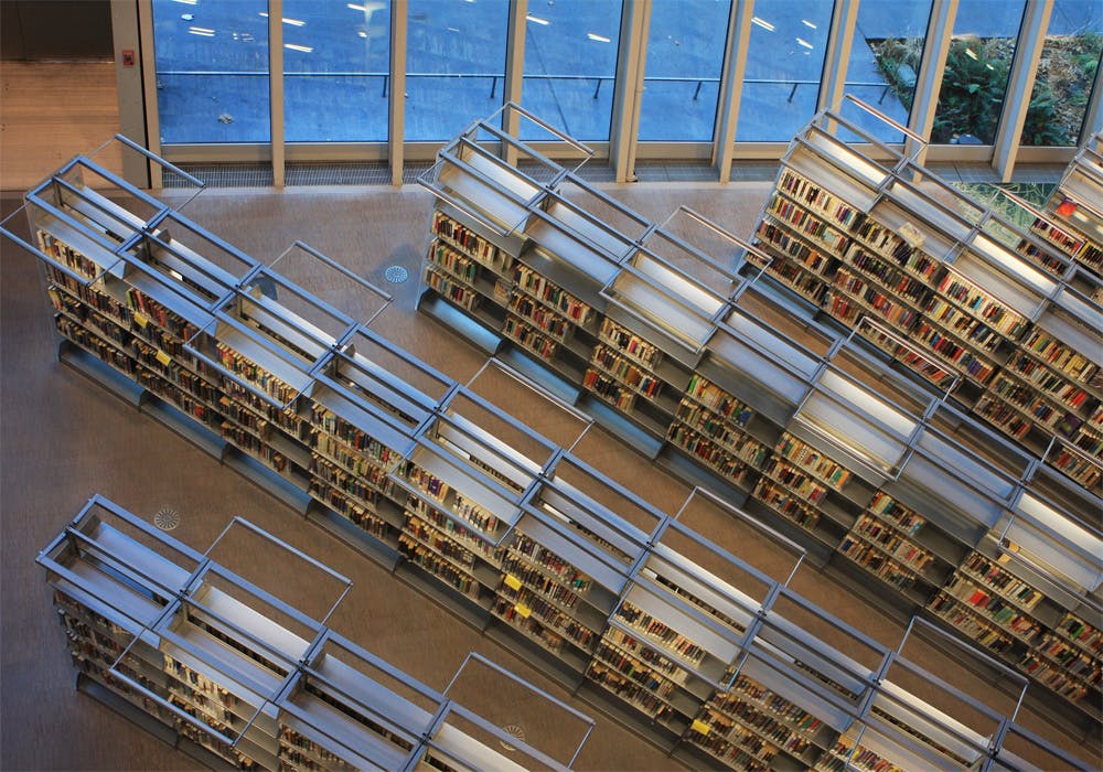 雷姆库哈斯 （Rem Koolhaas）/ OMA，西雅图中央图书馆，Spacesaver 书架。【图片来自 brewbooks】