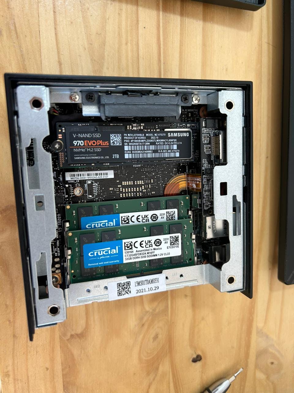 Computadora armada con disco duro y tarjetas RAM