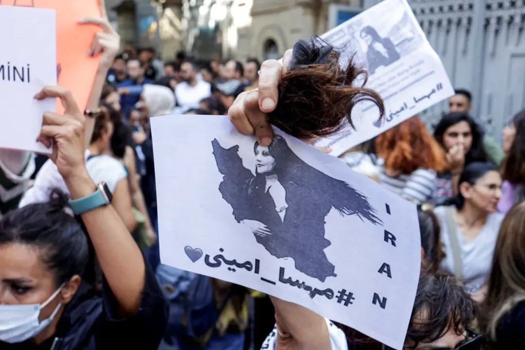 2022 年 9 月 21 日，土耳其伊斯坦堡的伊朗領事館外，一名示威者在 Mahsa Amini 去世後抗議，行動中更剪掉頭髮控訴。攝：Murad Sezer/Reuters /達志影像（相片來源：端傳媒，https://theinitium.com/article/20220923-opinion-iran-hijab-revolution/）