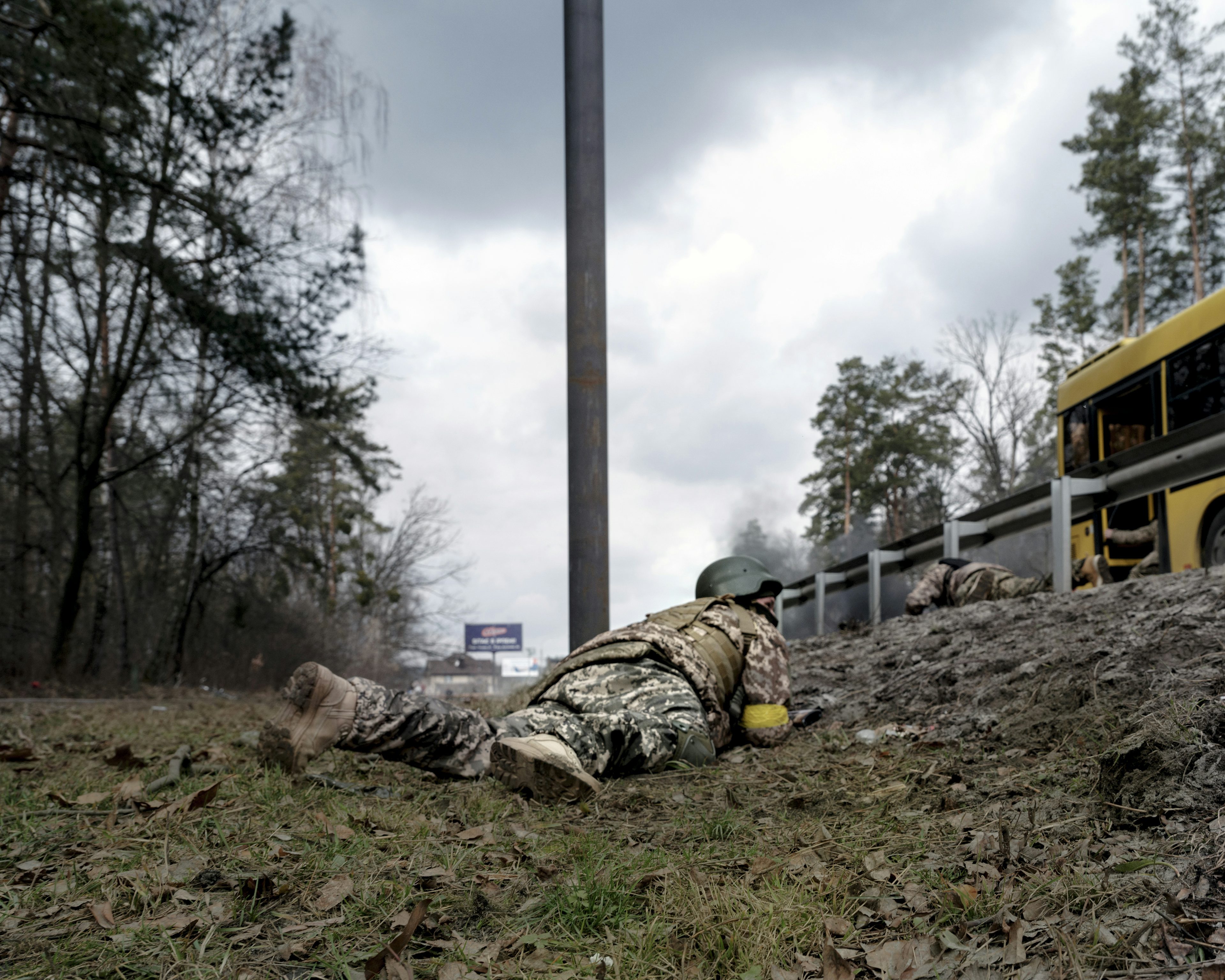 UKRAINE. Irpin outskirts. 6 March 2022. During an evacuation of civilians from Irpin, the Russian army fires artillery shells. A soldier throws himself to the ground to protect himself from the shrapnel. Photo by Lorenzo Meloni