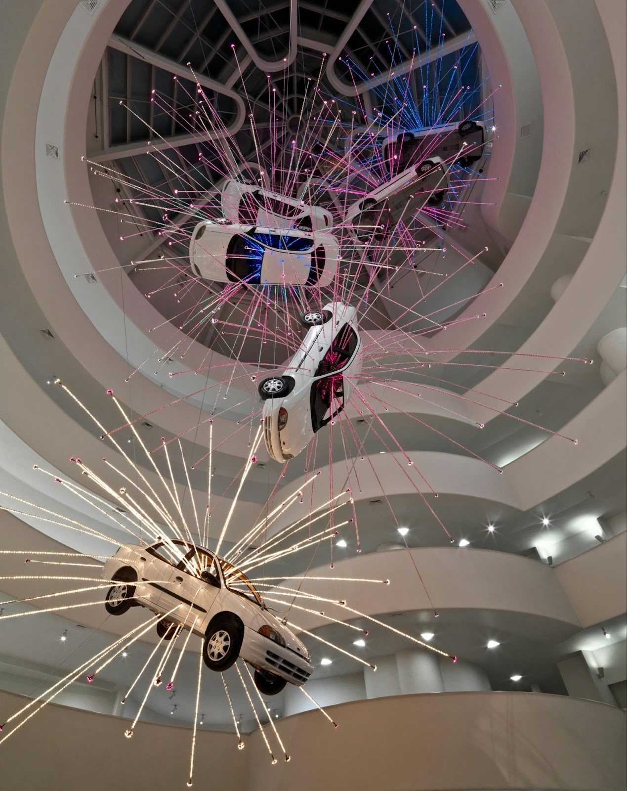 蔡国强，《不合时宜：舞台一》于纽约古根海姆博物馆，2008。九辆车和霓虹灯管，尺寸可变。David Heald摄