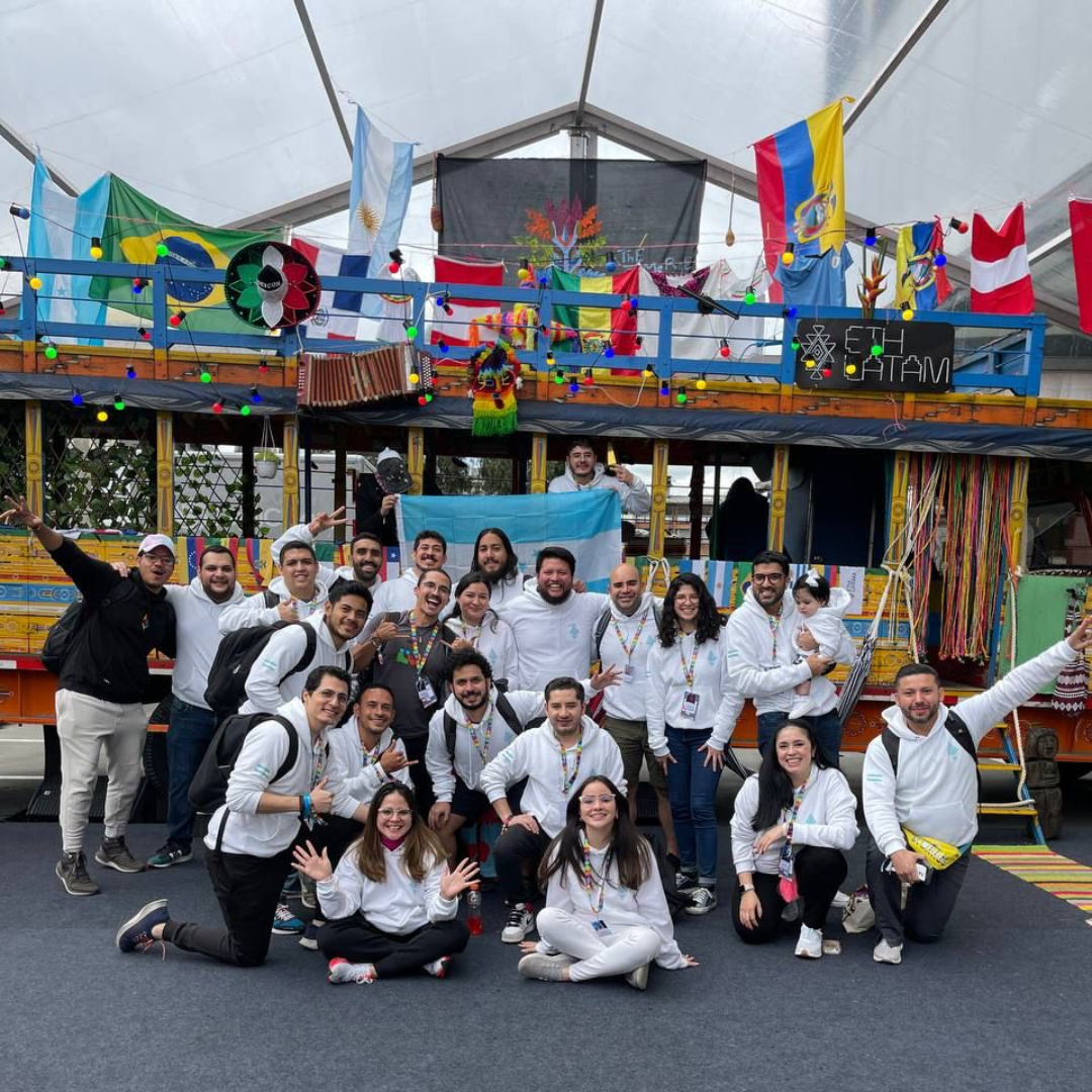 El equipo de Ethereum Honduras frente al espacio de la Chiva en Devcon VI 2022