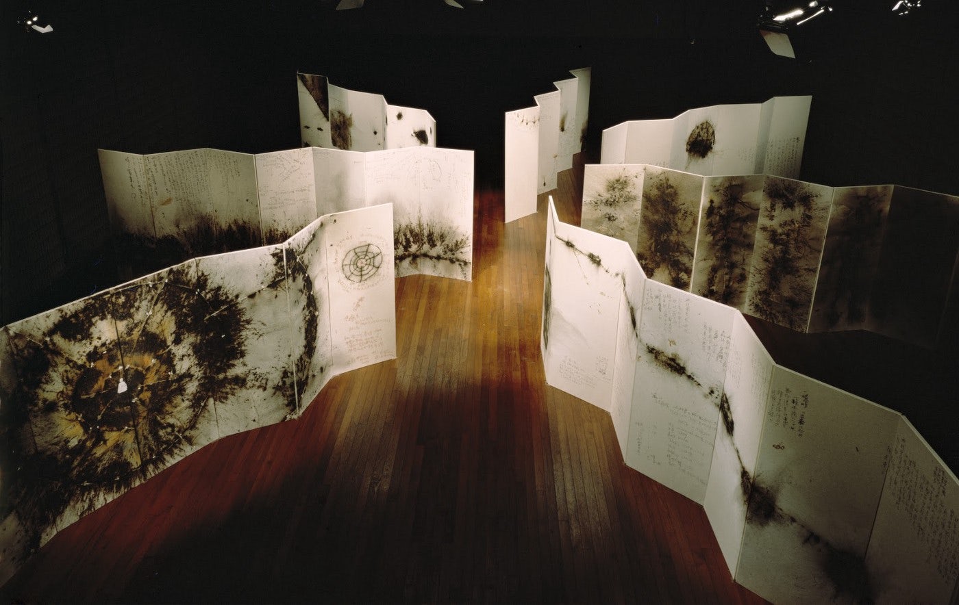 蔡国强，《原初火球：为计划作的计划》，1991。七件火药草图作品（火药、纸、装裱于木制屏风）。Yoshihiro Hagiwara摄，蔡工作室提供
