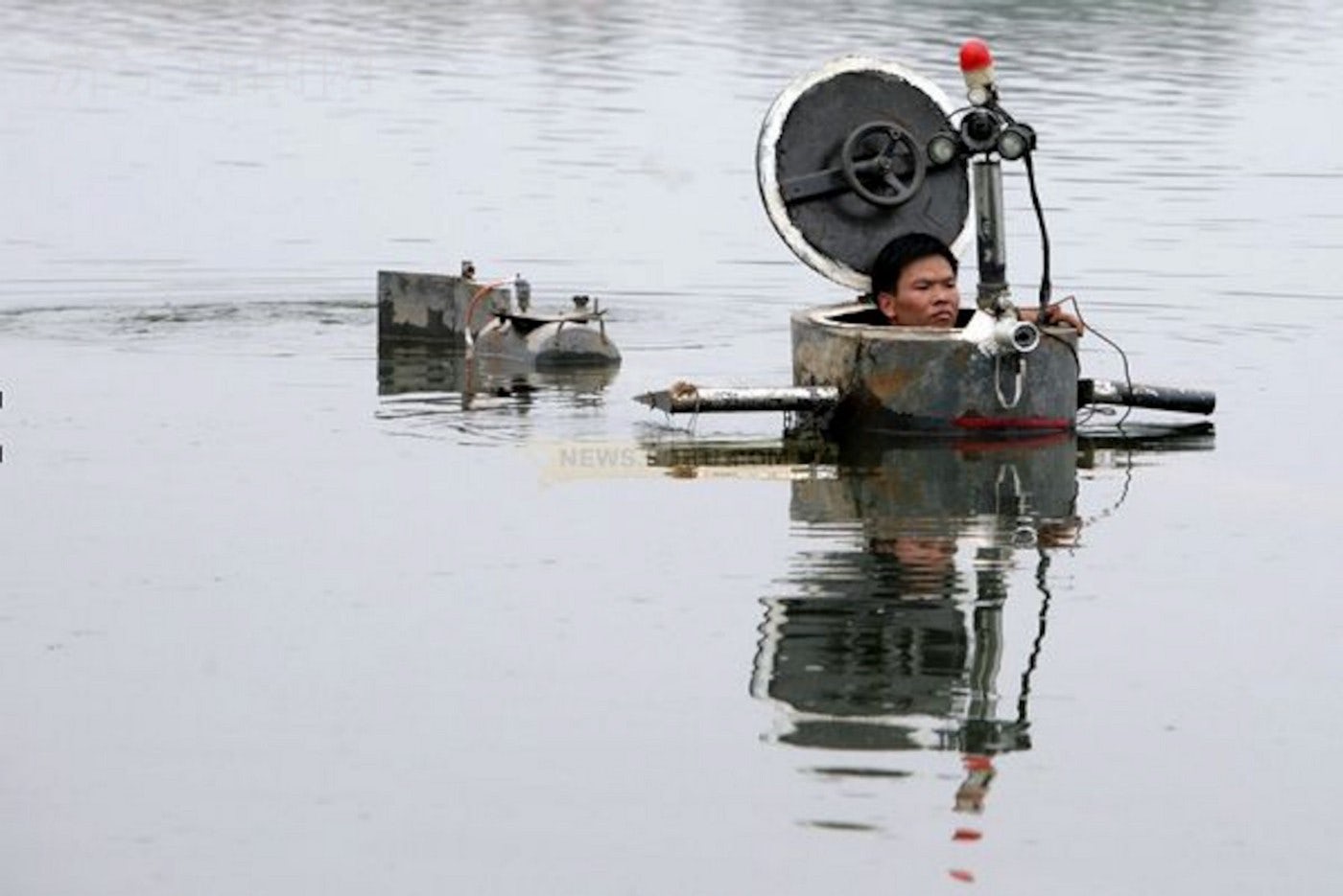 陶相礼在他造的潜水艇中，2009，蔡工作室提供