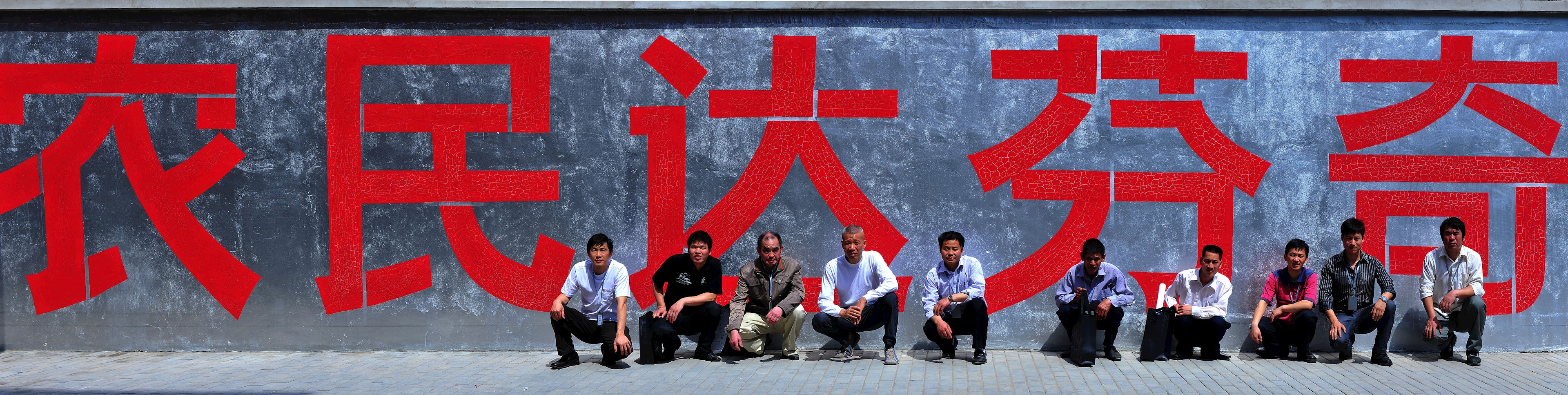 《农民达芬奇》发明家合影，上海，2010，林毅摄，蔡工作室提供