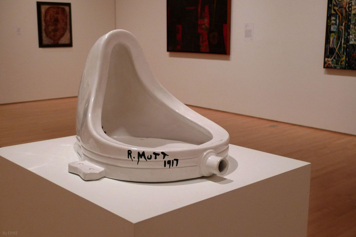 1917年4月，杜尚在纽约的一个艺术展上摆出了小便池，嘲讽并宣告了艺术的死亡