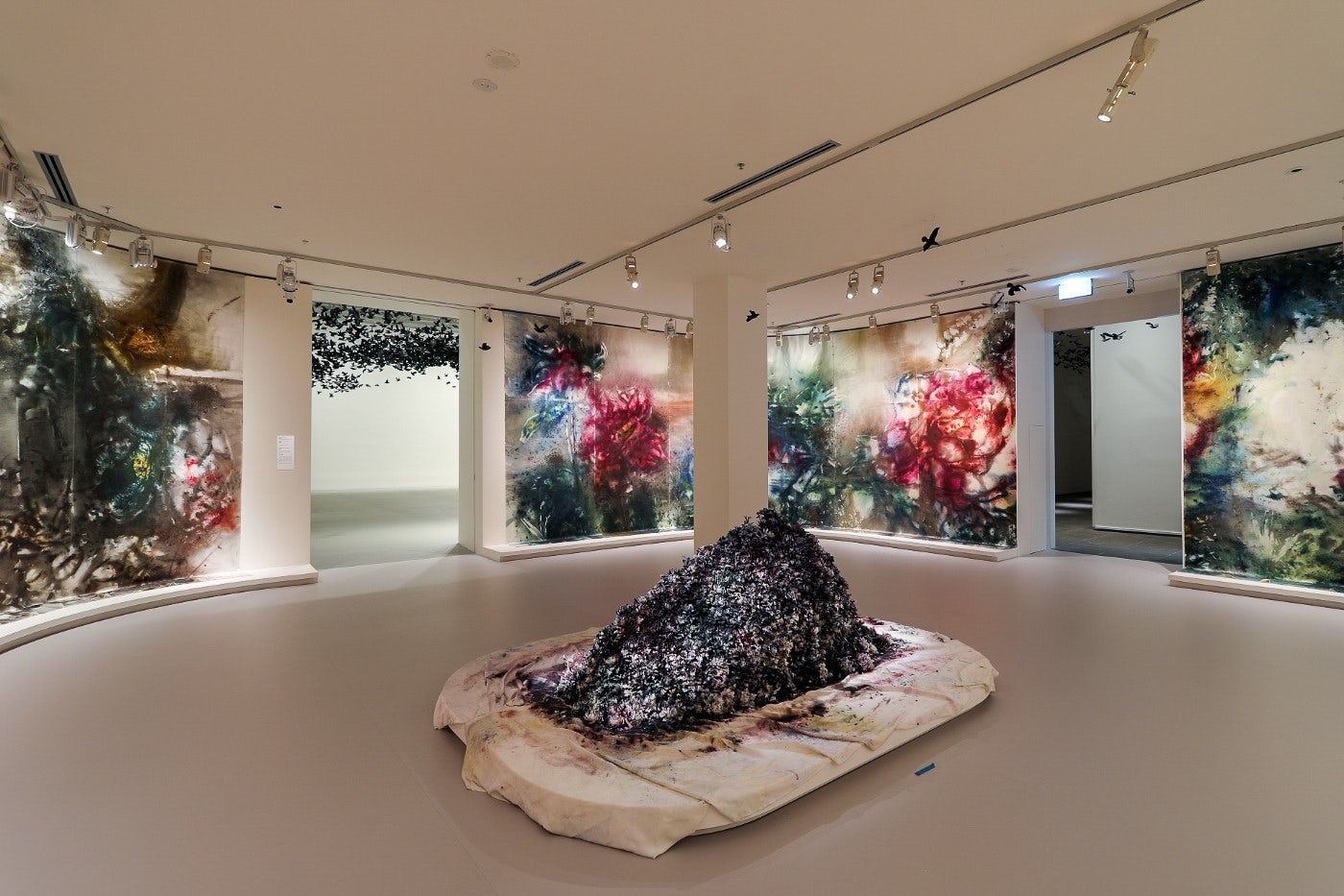 《花瞬一,二》于维多利亚州国立美术馆展览现场, 2019, 摄影:Tobias Titz