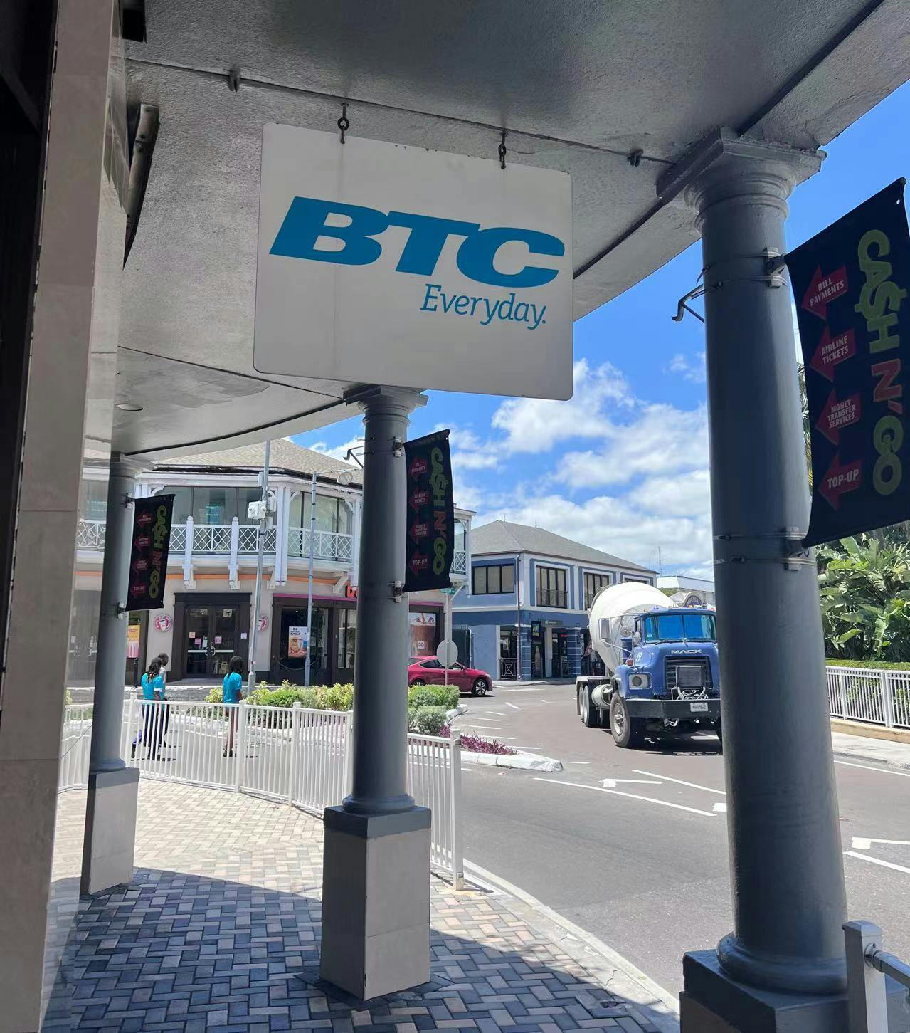 巴哈马最大的通讯商叫BTC（Bahamas Telecom Company)