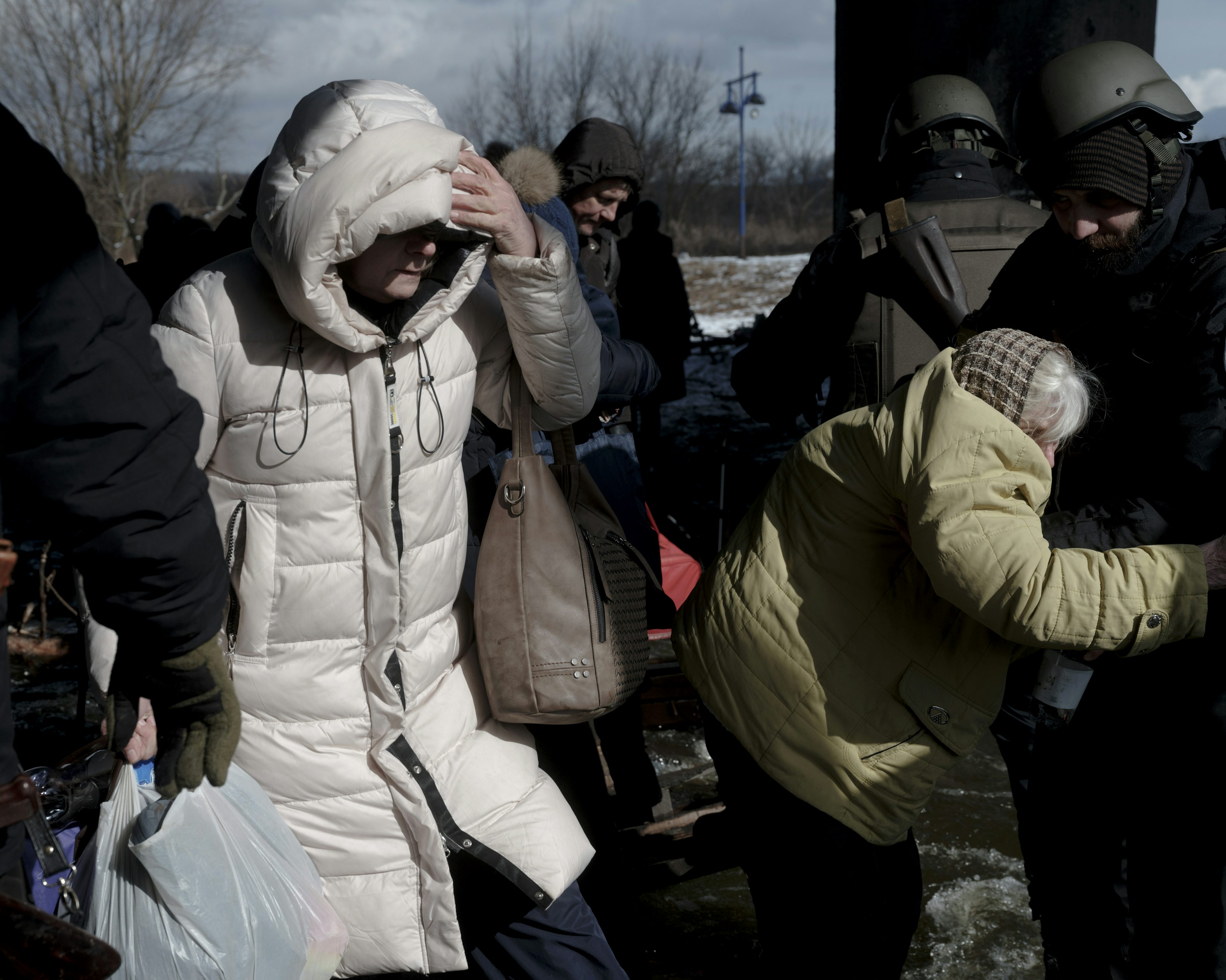 UKRAINE. Kyiv. 8 March 2022. The inhabitants of Irpin continued to leave the town during the evacuation while the Russian army advanced and took up positions inside the town. Photo by Lorenzo Meloni